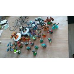 32 Skylanders met 2x powerportal en 2x spel (Wii)