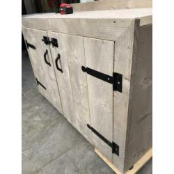 Steigerhouten wastafel