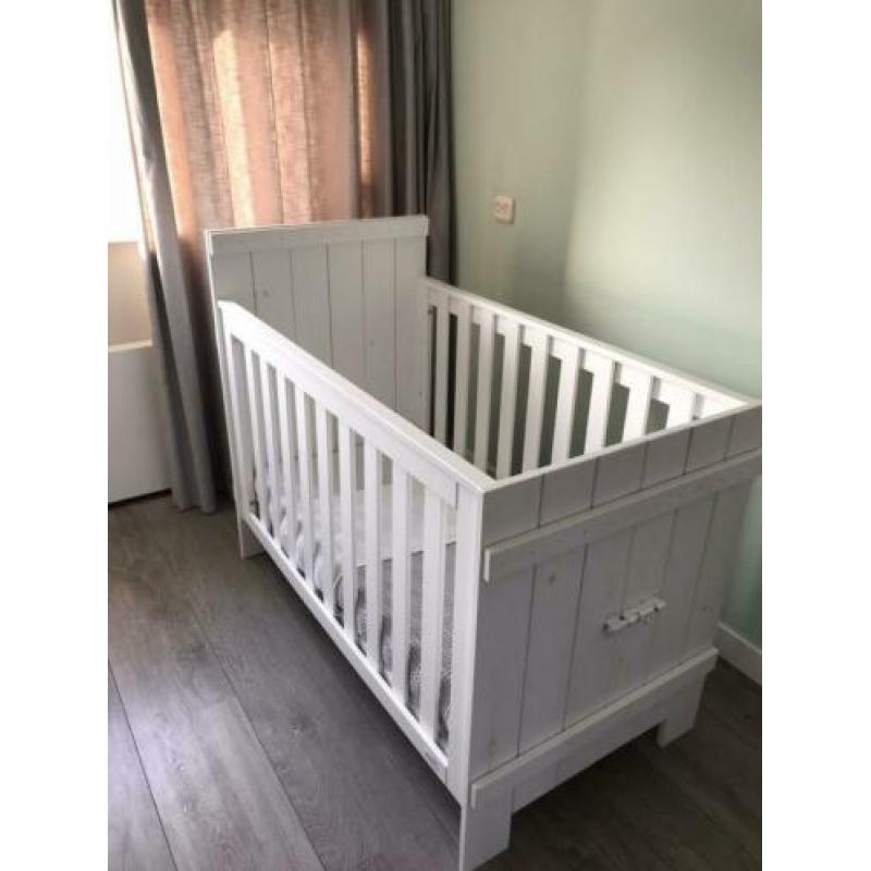 Stoere witte houten babykamer van het merk Holland.