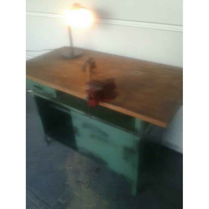 Werkbank met bankschroef en vintage lamp
