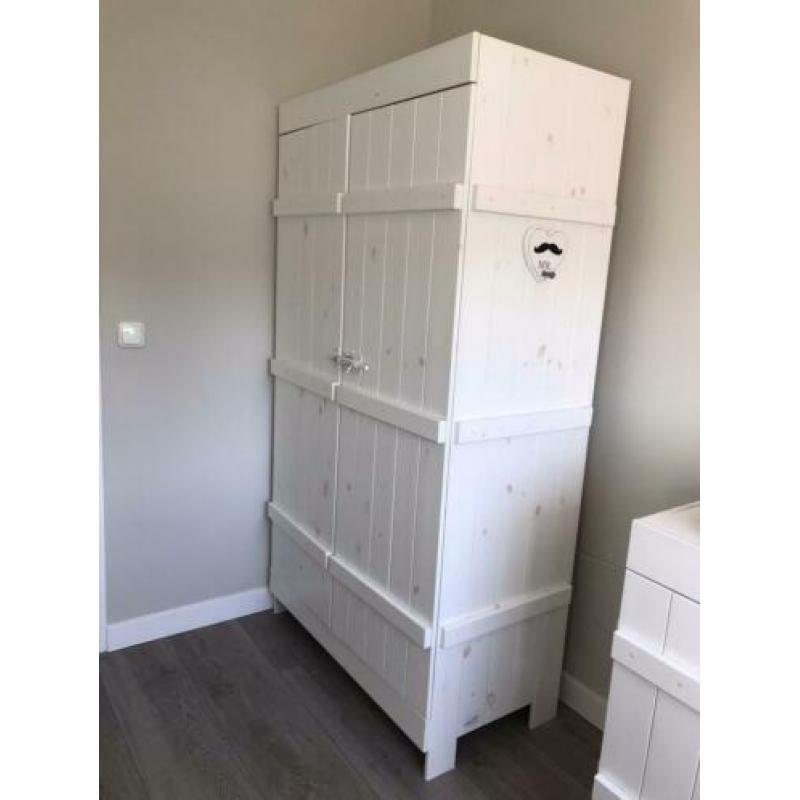 Stoere witte houten babykamer van het merk Holland.