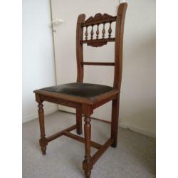 4 Brocante eikenhouten stoelen met sierlijke rugleuning.