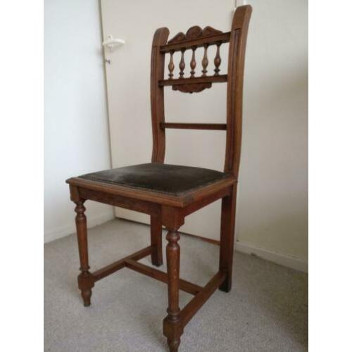 4 Brocante eikenhouten stoelen met sierlijke rugleuning.