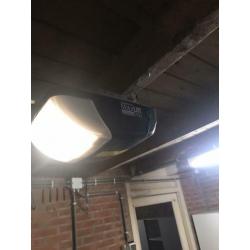 Te koop nette garagedeur elektrisch bediend
