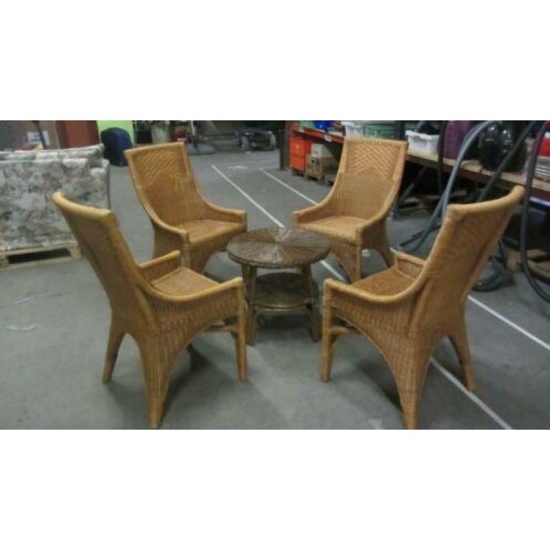 rietenstoelen met tafel