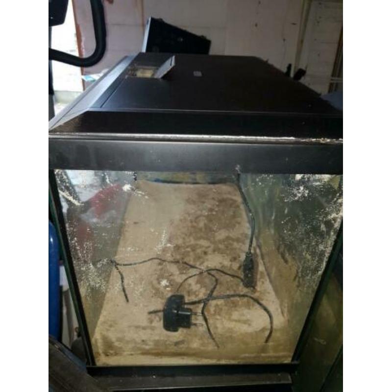 2 aquariums op voet