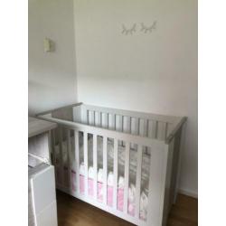 Baby kamer met wandplank