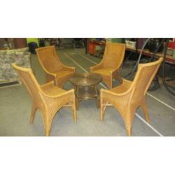 rietenstoelen met tafel