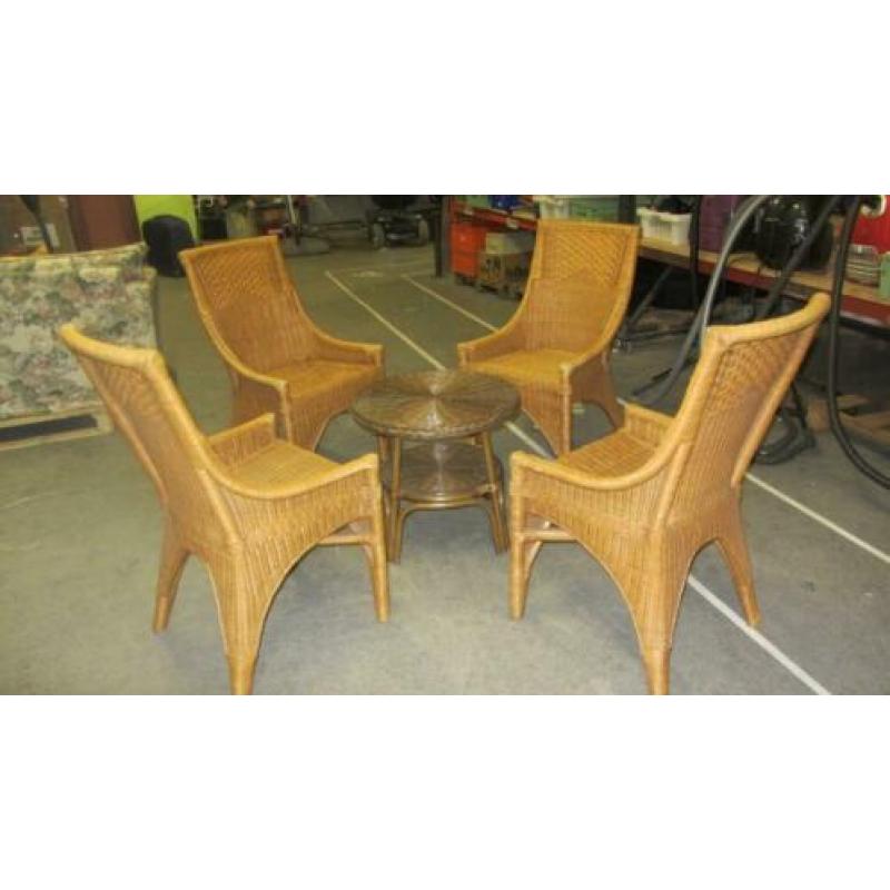 rietenstoelen met tafel