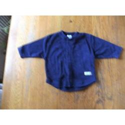 Donkerblauw badstoffen vestje. Maat 62/68. Merk: Hema.