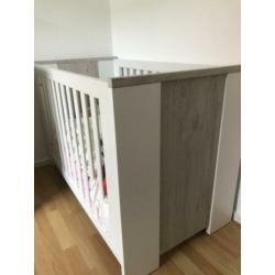 Baby kamer met wandplank
