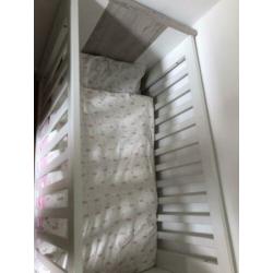 Baby kamer met wandplank