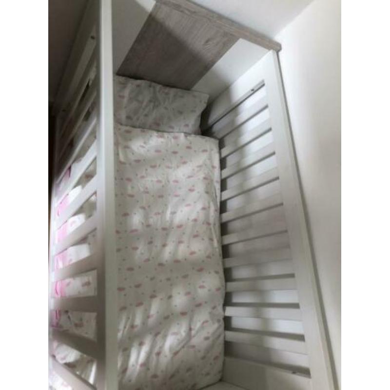 Baby kamer met wandplank