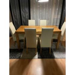 Hele mooie eettafel met 6 witte stoelen. In zeer goede staat