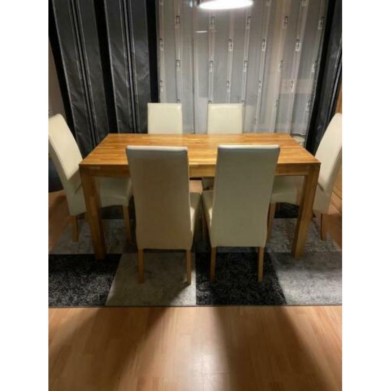 Hele mooie eettafel met 6 witte stoelen. In zeer goede staat