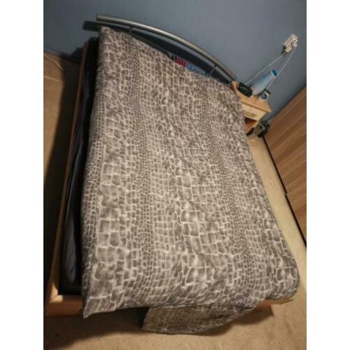 Kompleet bed 140x200 met toebehoren.