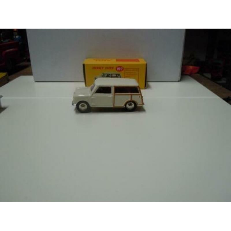 Witte Morris Mini Traveller. Model van het merk Atlas Dinky
