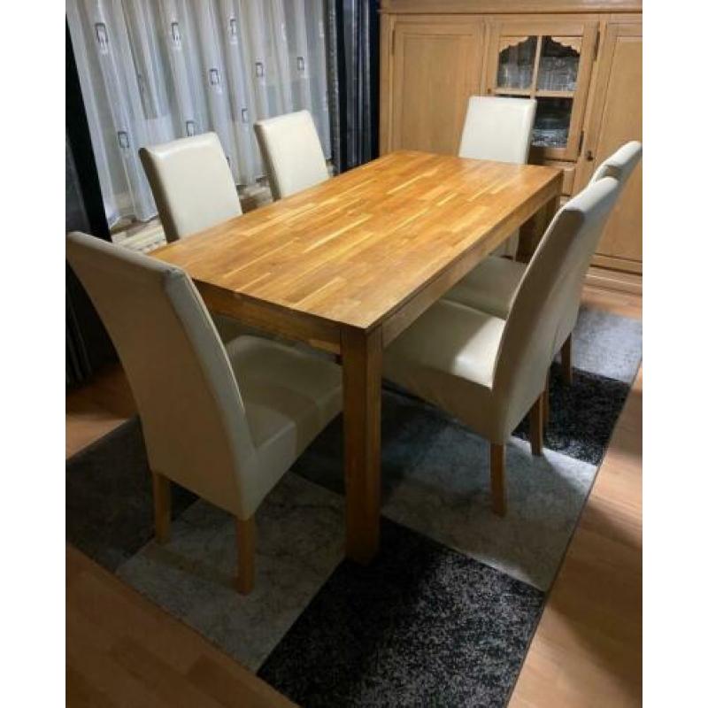 Hele mooie eettafel met 6 witte stoelen. In zeer goede staat