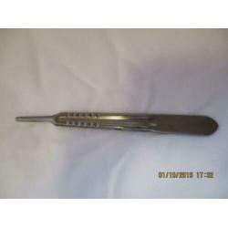 B-073, Medisch gereedschap: scalpelheft