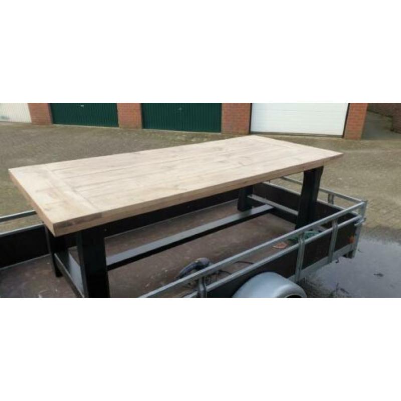 eettafel massieve eiken poten met steigerhoutenblad