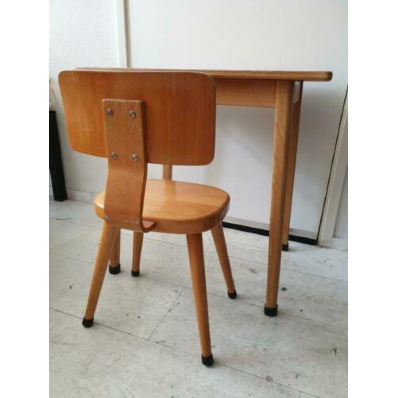 Vintage houten kinderstoel en tafel voor maar €35