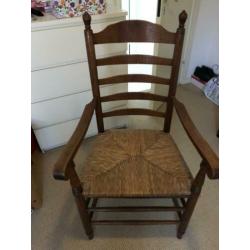 Stoelen met rieten zittingen