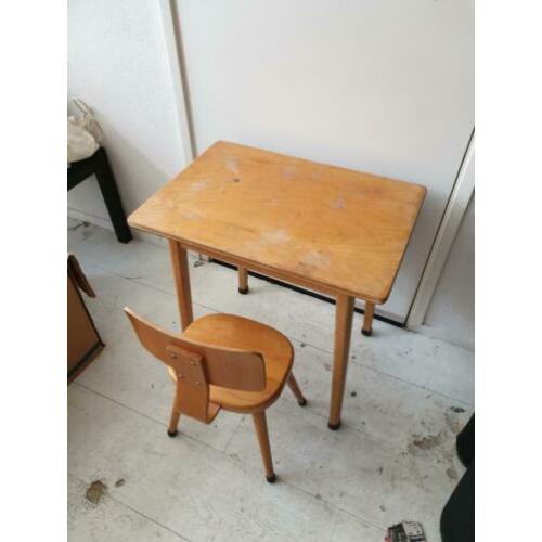 Vintage houten kinderstoel en tafel voor maar €35