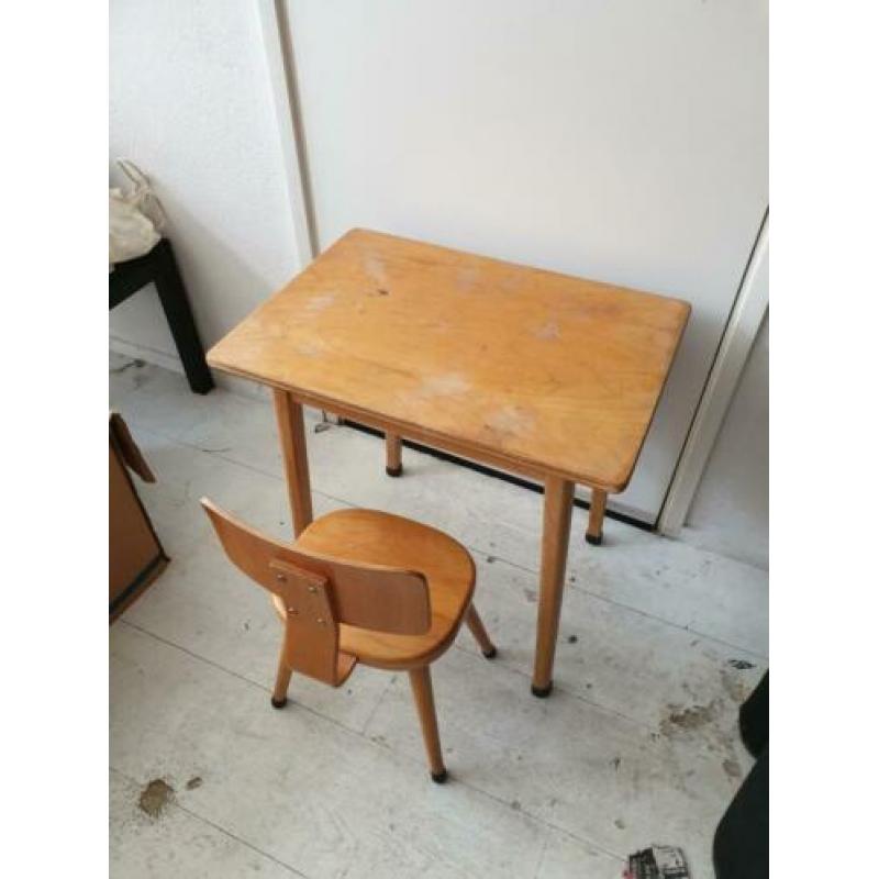 Vintage houten kinderstoel en tafel voor maar €35