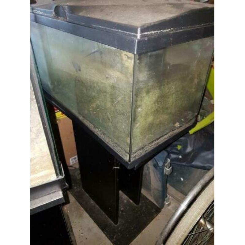 2 aquariums op voet