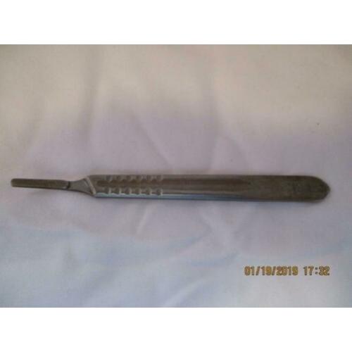 B-073, Medisch gereedschap: scalpelheft