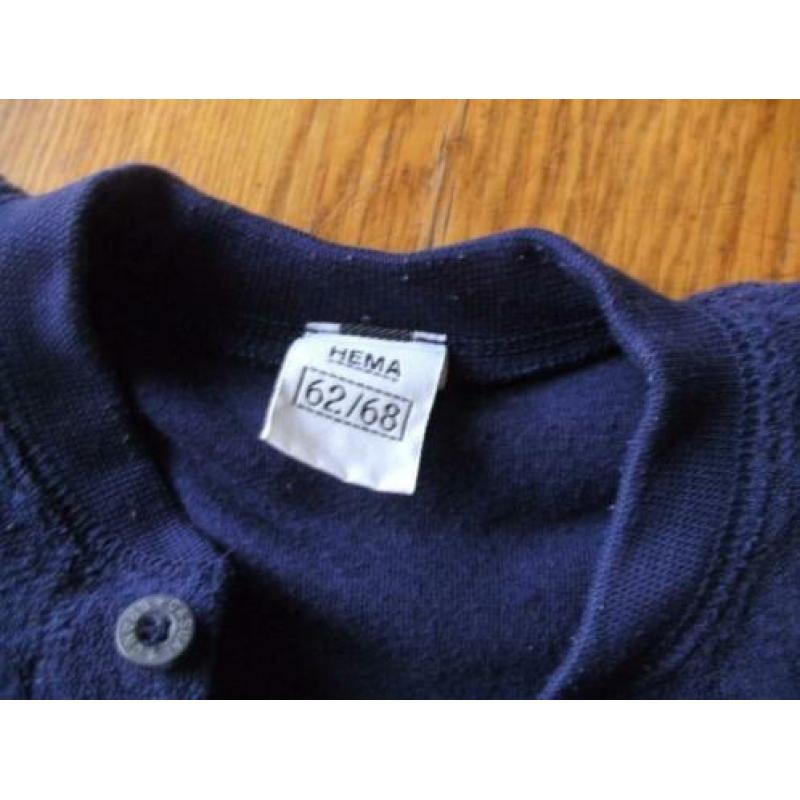 Donkerblauw badstoffen vestje. Maat 62/68. Merk: Hema.