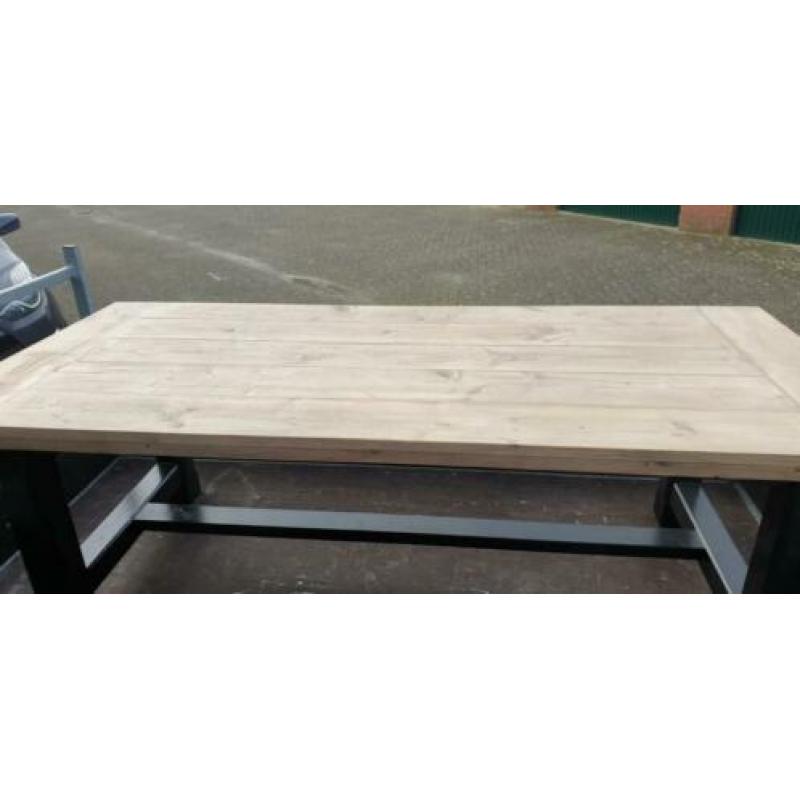 eettafel massieve eiken poten met steigerhoutenblad