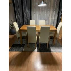 Hele mooie eettafel met 6 witte stoelen. In zeer goede staat