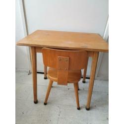 Vintage houten kinderstoel en tafel voor maar €35