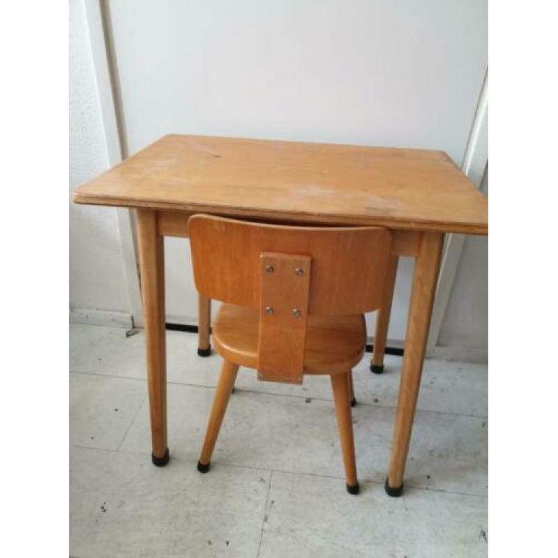 Vintage houten kinderstoel en tafel voor maar €35