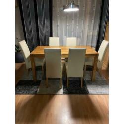Hele mooie eettafel met 6 witte stoelen. In zeer goede staat