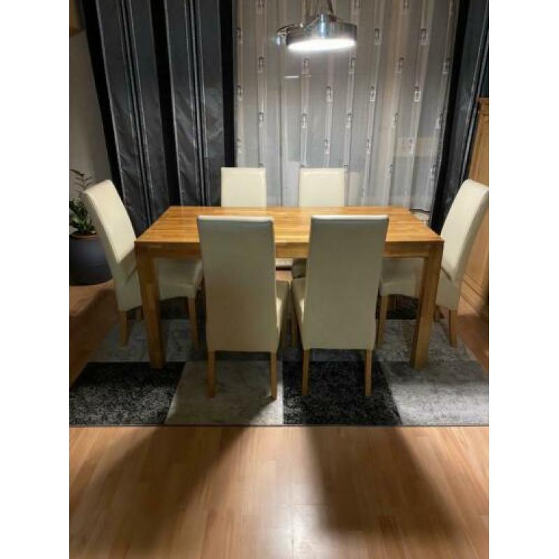 Hele mooie eettafel met 6 witte stoelen. In zeer goede staat