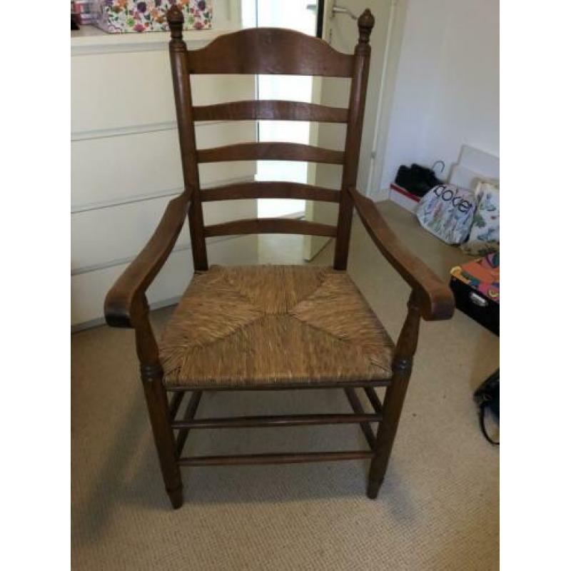 Stoelen met rieten zittingen