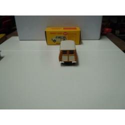 Witte Morris Mini Traveller. Model van het merk Atlas Dinky