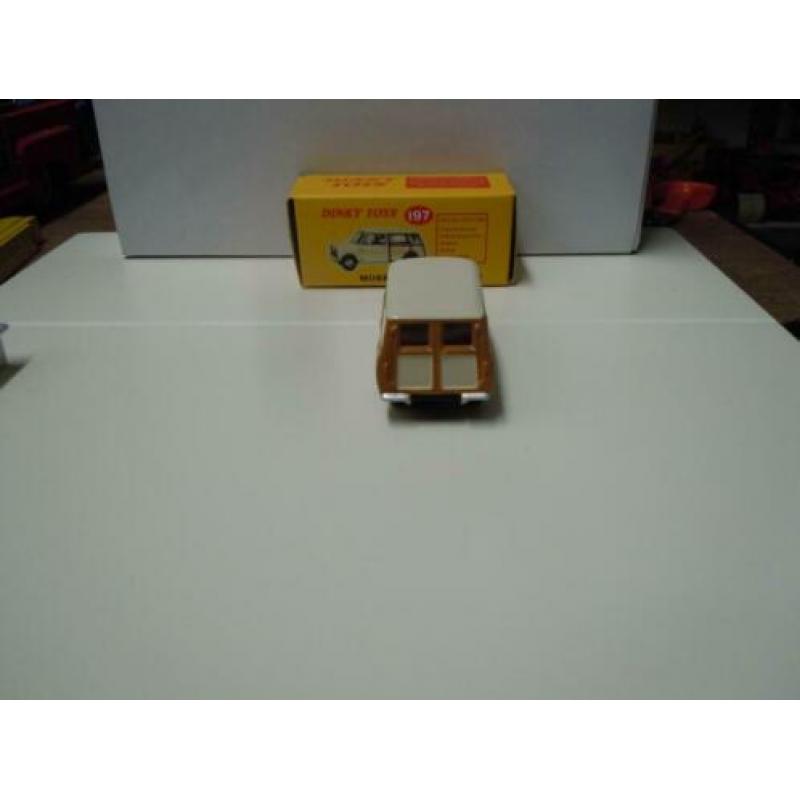 Witte Morris Mini Traveller. Model van het merk Atlas Dinky