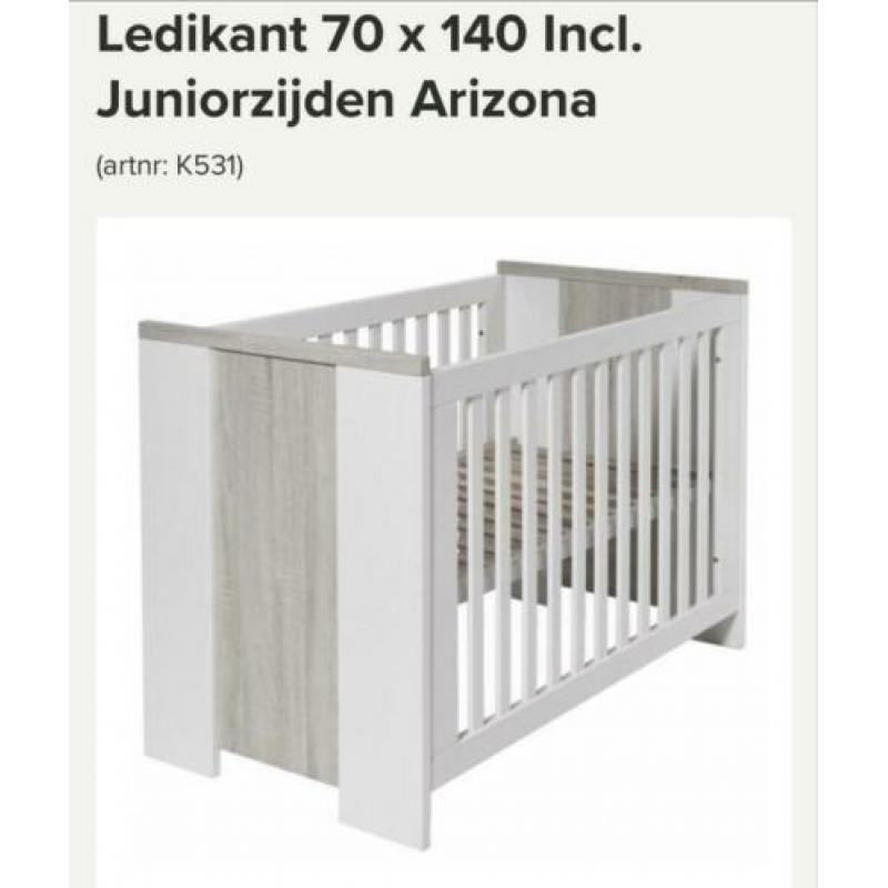 Baby kamer met wandplank