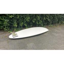 2 surfboards inclusief zeilen giek en mast