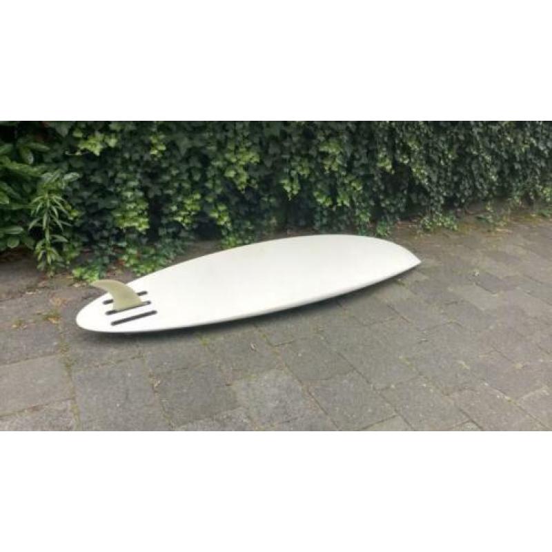 2 surfboards inclusief zeilen giek en mast