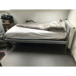 Eenpersoons bed zonder matras