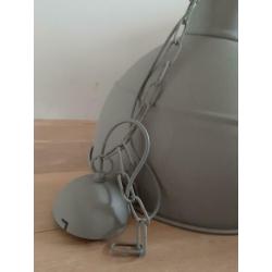 Grijze hanglamp industrieel