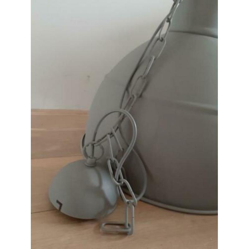 Grijze hanglamp industrieel