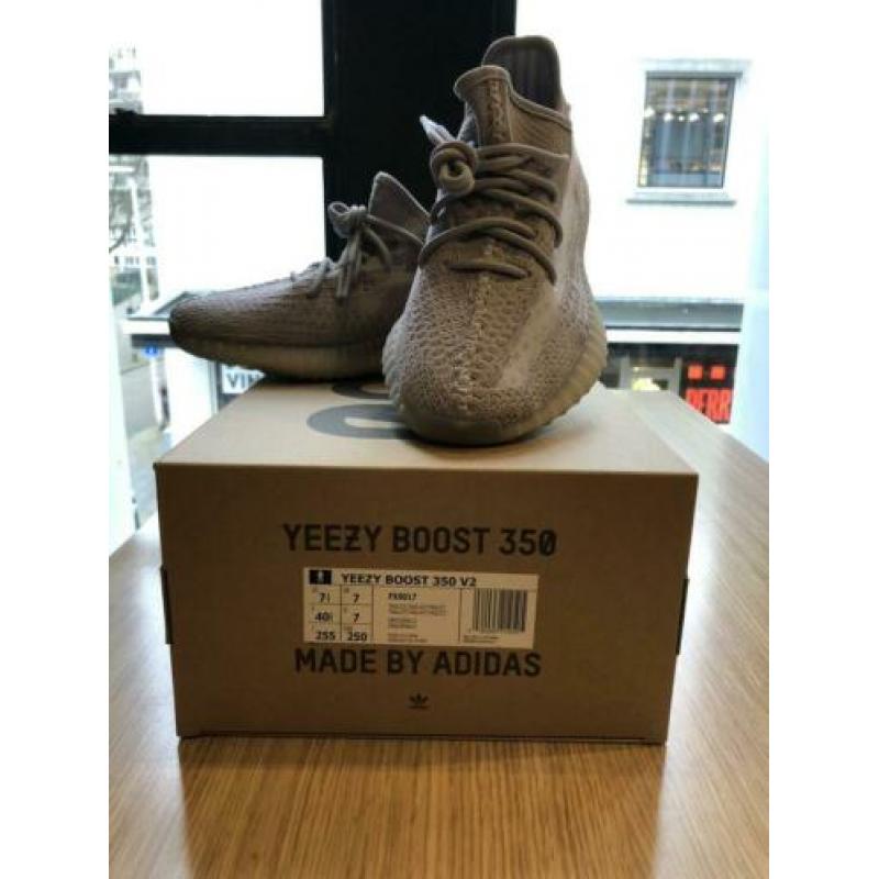 Yeezy 350 v2 Tial light