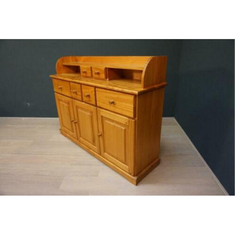 Leuk grenen dressoir met schappen, laden en deuren