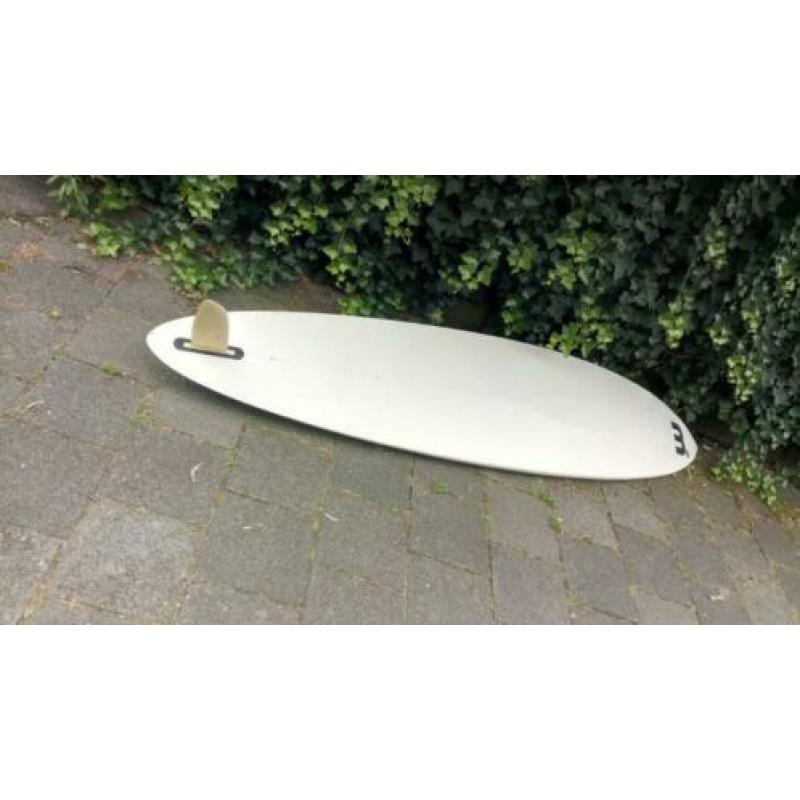 2 surfboards inclusief zeilen giek en mast