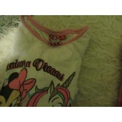 3 x pyjama en onesie maat 110/116